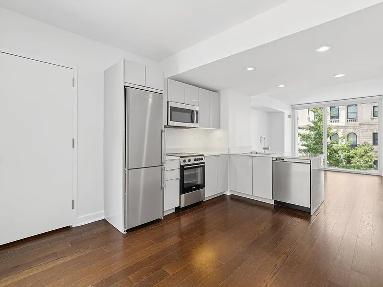 400 W 113th St #327 — Photo 1