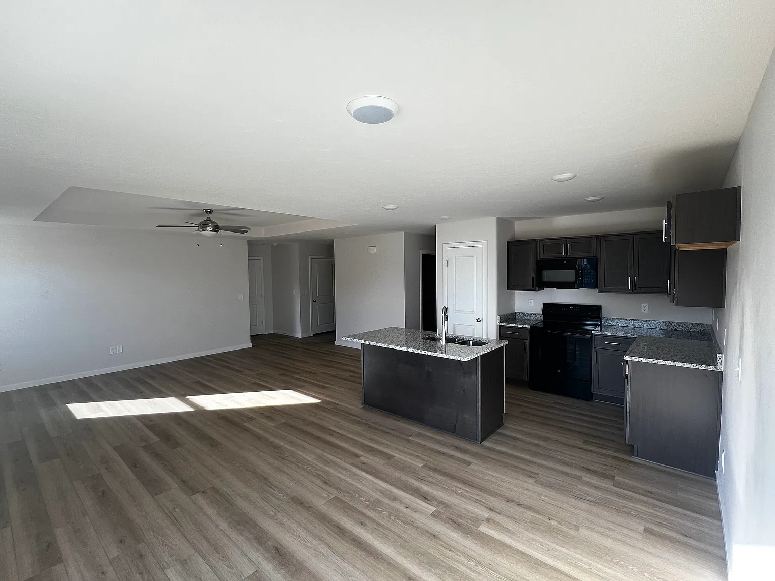 3 bed, 1410 sqft, $1,850 — Photo 2