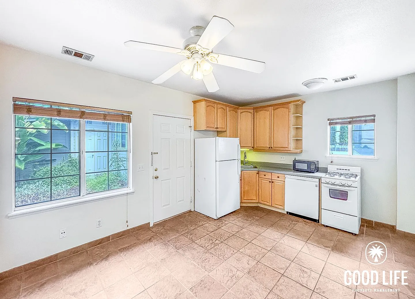 SD: Comfortable Junior 1BD/1BA Unit in Hillcrest with On-Site Laundry & Shared Courtyard — Photo 3