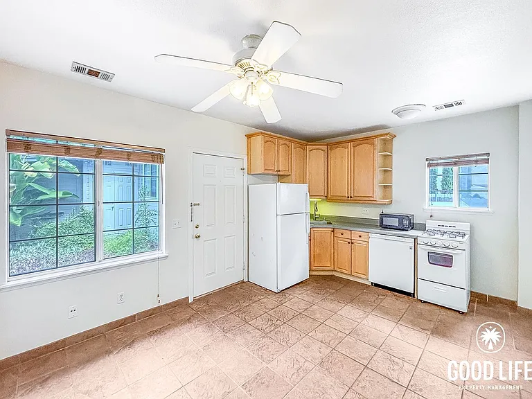 SD: Comfortable Junior 1BD/1BA Unit in Hillcrest with On-Site Laundry & Shared Courtyard — Photo 3