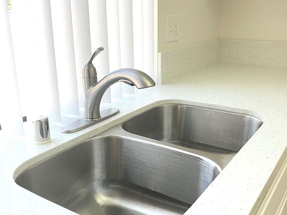 4th image of 1340 Hillandale Ave #1