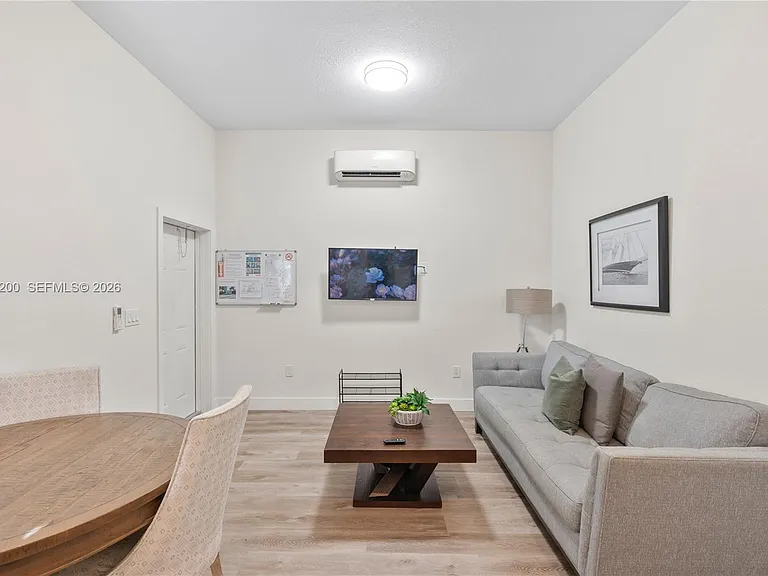 830 SE 14th St #3 — Photo 4