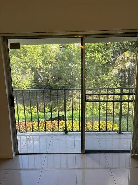 2 bed, 2.0 bath, 1141 sqft, $2,300 — Photo 4