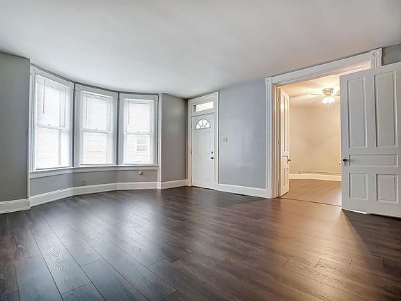 3rd image of 919 Greenwood Ave