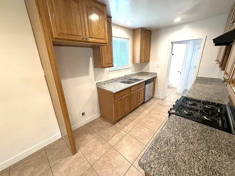 3552 N Alameda Ave — Photo 10