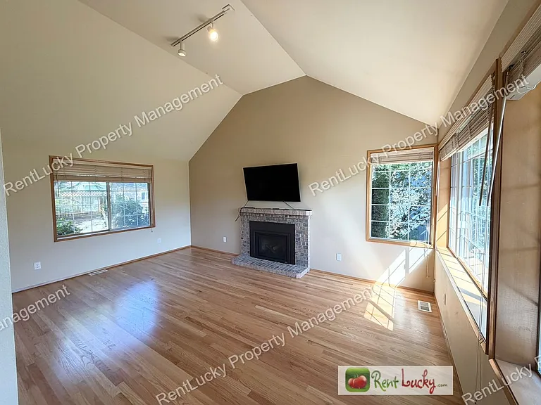 3734 Braeburn Dr NE — Photo 4