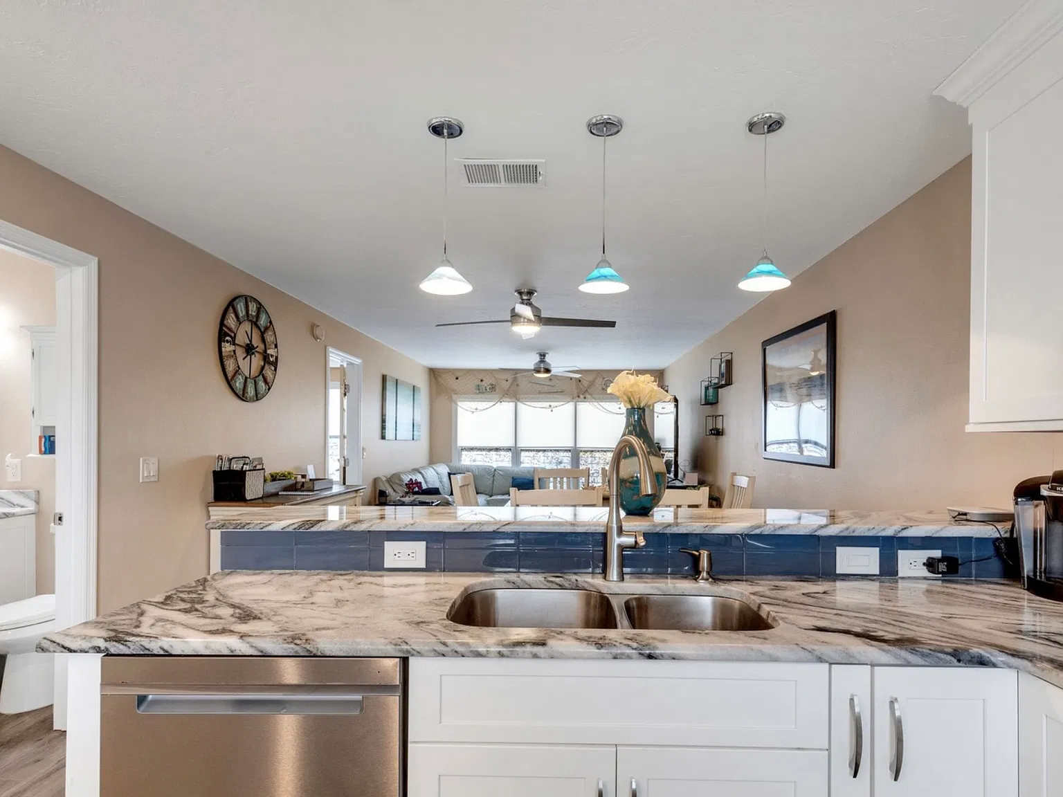 2 bed, 1100 sqft, $3,989 — Photo 3