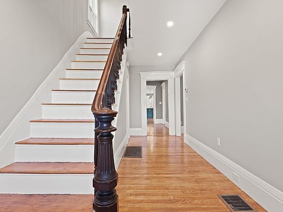 4th image of 70 School St