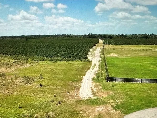 275 S Bear Pointe Dr, Lake Placid, FL 33852