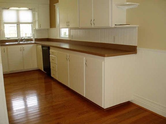 Impressive kitchen with large eat in area, hardwood floors