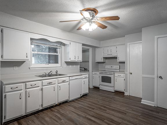2nd image of 3634 Helen Ln