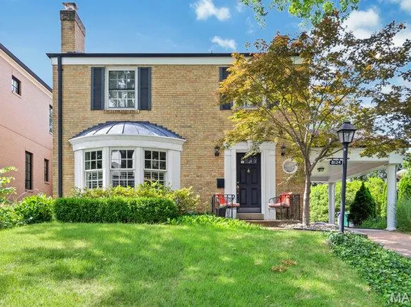 8124 Stratford Dr, Saint Louis, MO 63105