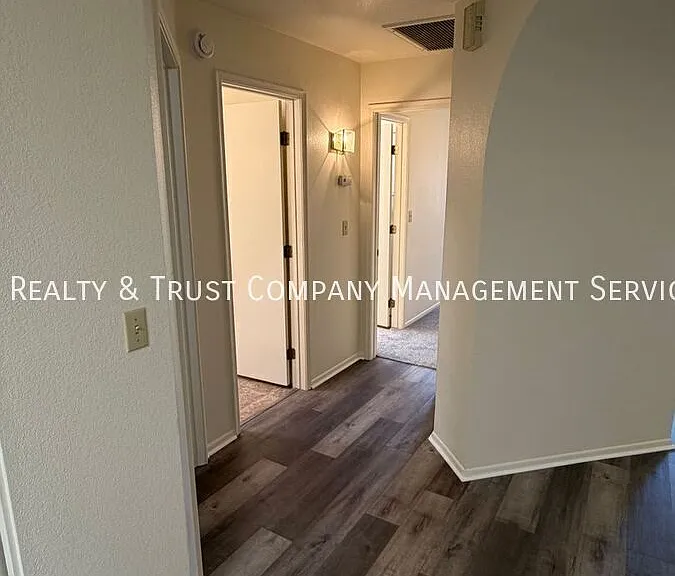 709 W Millbrook Ln — Photo 6