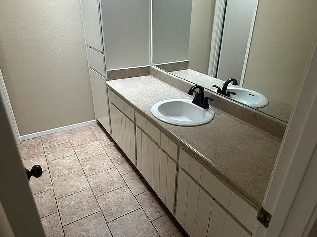 2221 Valleyview Blvd — Photo 12