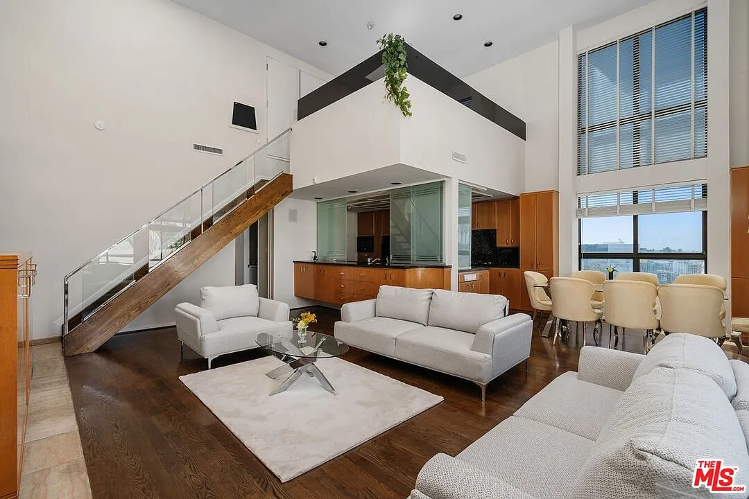 3 bed, 5.0 bath, 3568 sqft, $15,000 — Photo 4