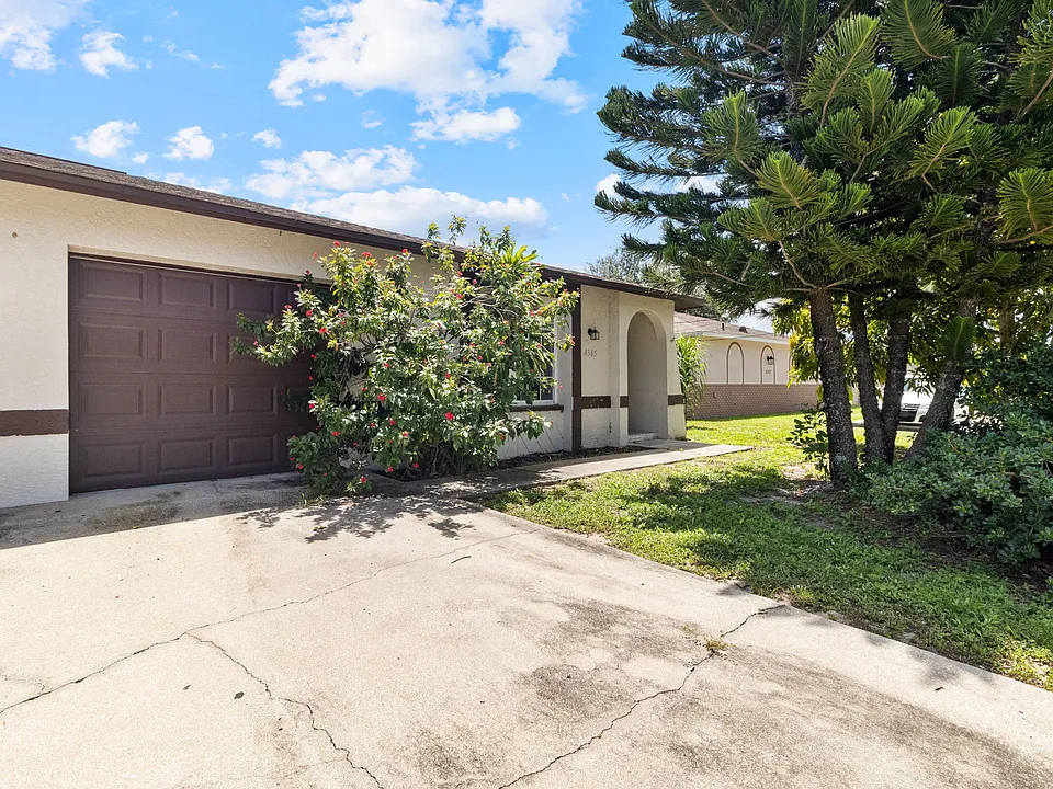 4305 SW Santa Barbara Pl