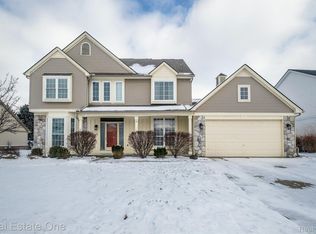1092 Chestnut Ln, South Lyon, MI