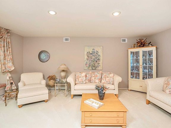 5th image of 10 White Pine Ln