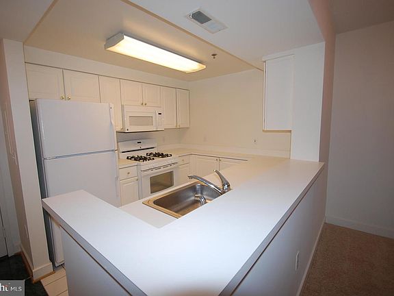 4th image of 1045 N Utah St #2508