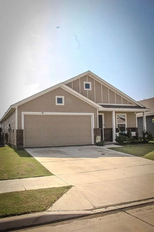 3 bed, 2.0 bath, 1479 sqft, $1,900 — Photo 1