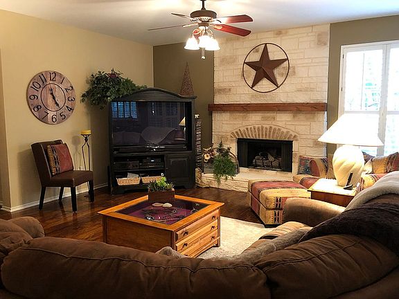 Lg family room w/shutters