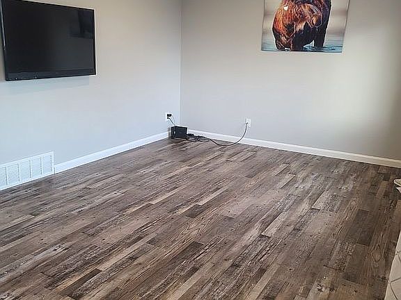 4th image of 621 Skyline Dr NE