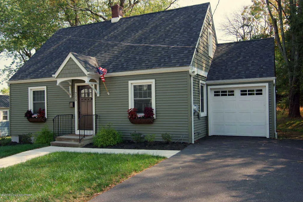 715 Brown St photo 1