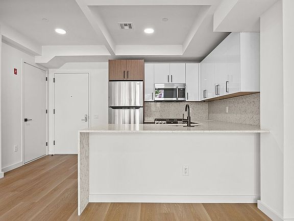 3rd image of 3112 Emmons Ave #103