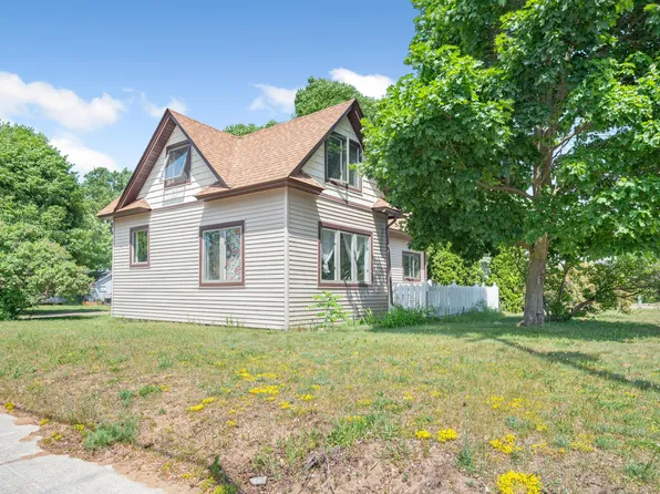 826 Chestnut St, Cadillac, MI 49601