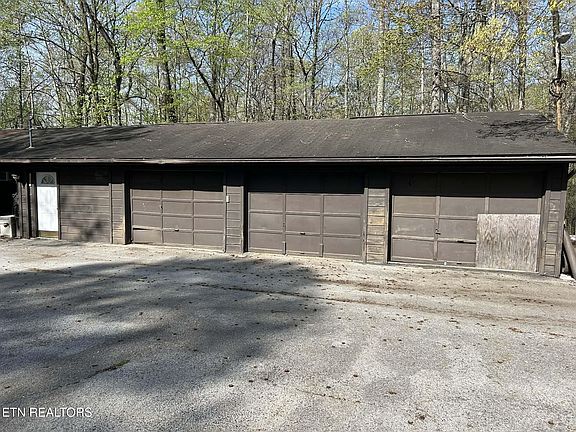 2nd image of 605 W Hills Dr