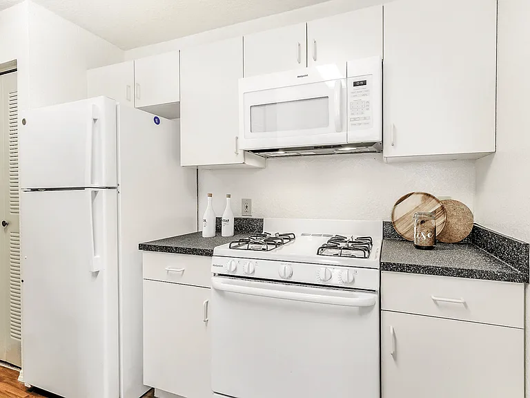 Wellington Apartments — Photo 26