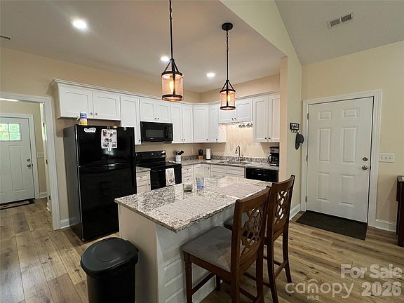 5th image of 162 Red Oak Dr