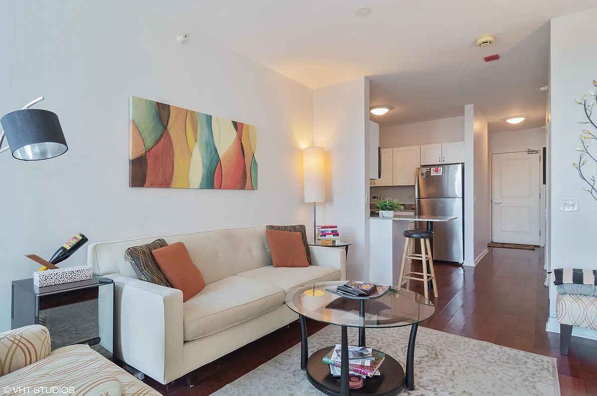 Building Photo - 645 N Kingsbury St #2205