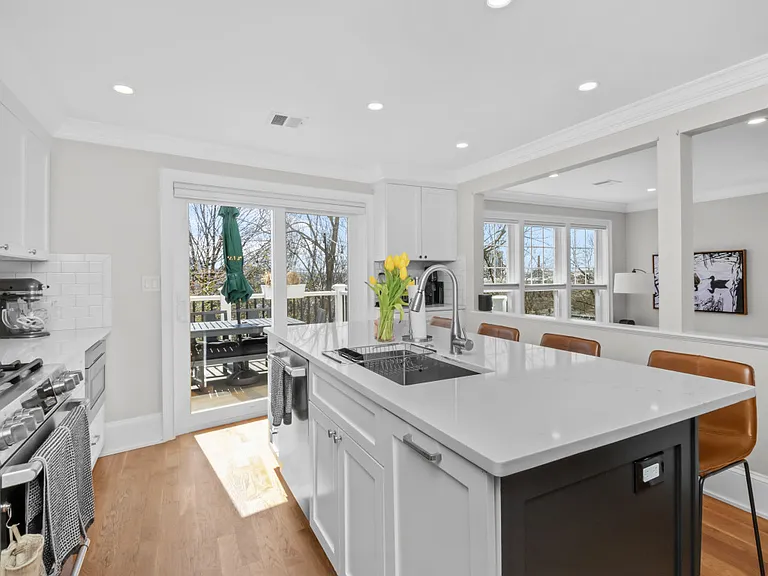 322 Bunker Hill St #B — Photo 2
