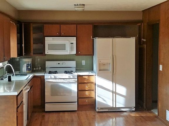 Eat in Kitchen with hardwood