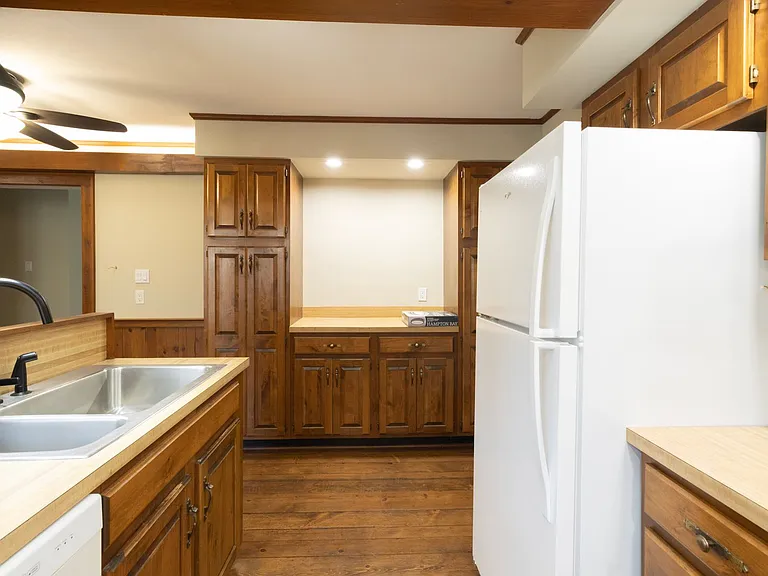 1008 Lakeshore Dr — Photo 15