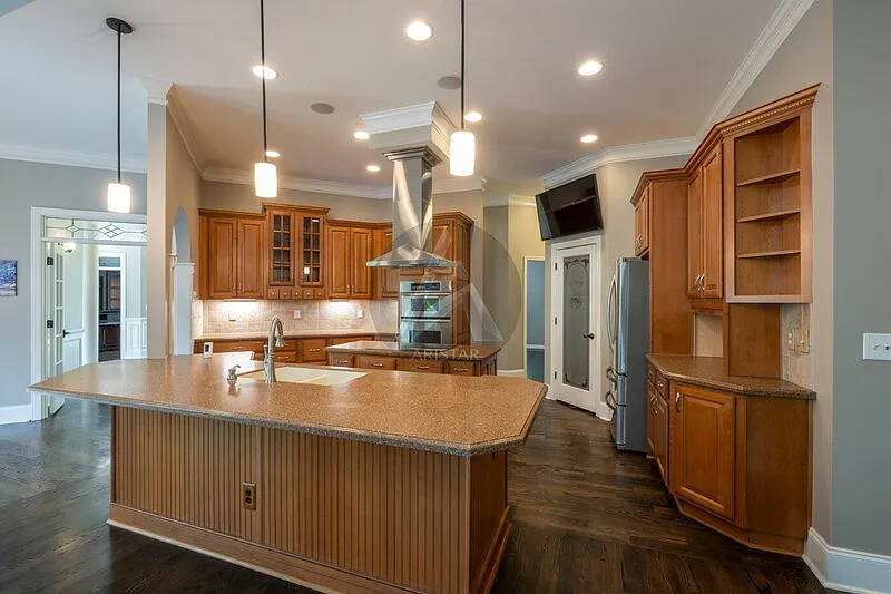 6 bed, 5.5 bath, 7154 sqft, $6,750 — Photo 2