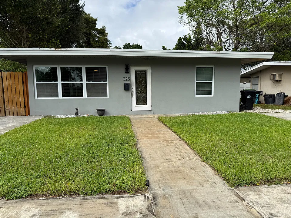 325 SW 21st St