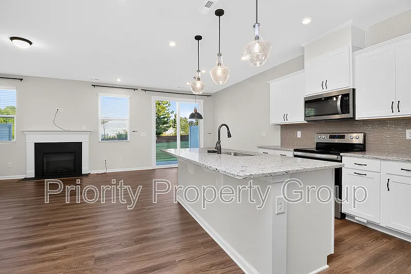 3 bed, 2.5 bath, 1906 sqft, $2,500 — Photo 2