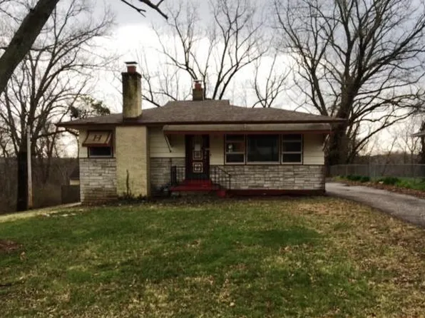 210 Woodcrest Dr, Belleville, IL 62223