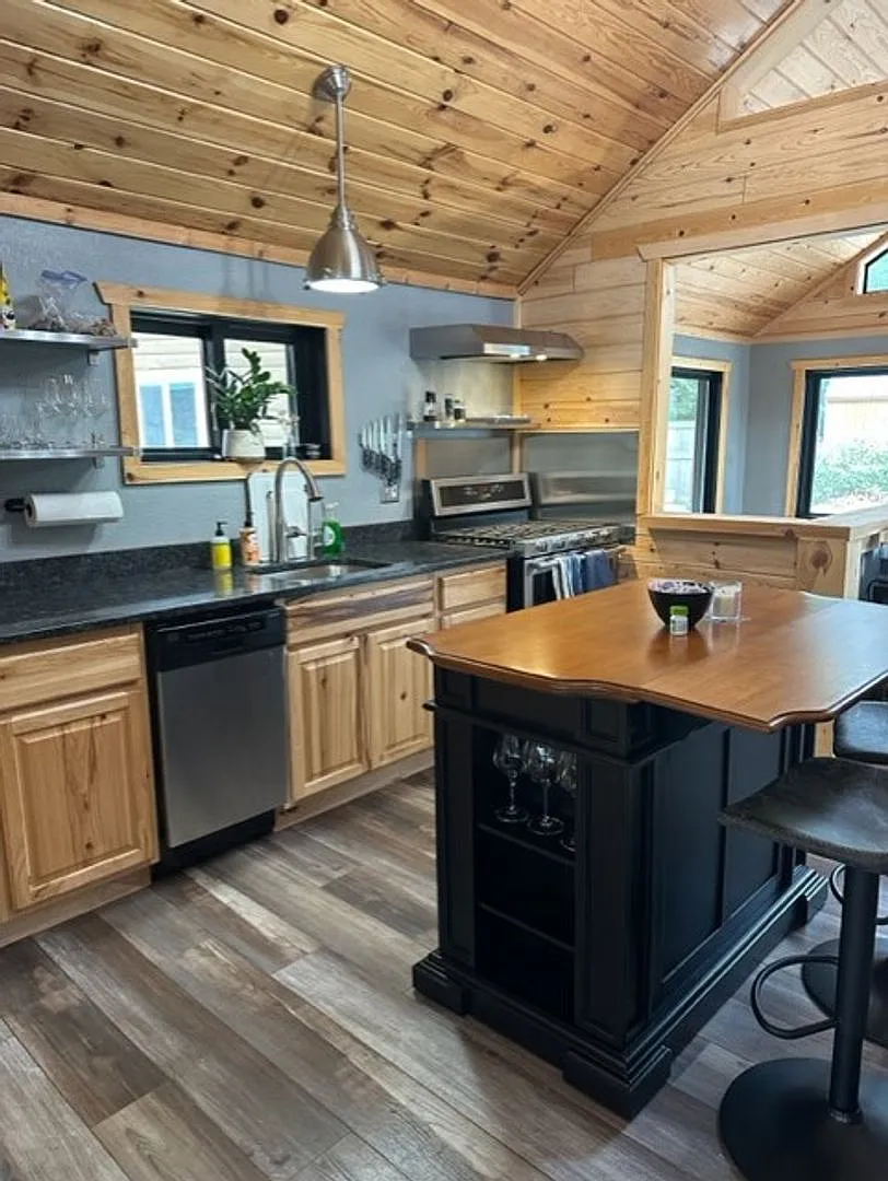 East Twin Lake Home - 3 BR, 2 Bath Single Family - October 2026 to May 2027 — Photo 2