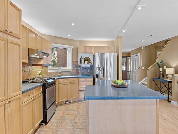 3rd image of 415 N 28th Ave NW