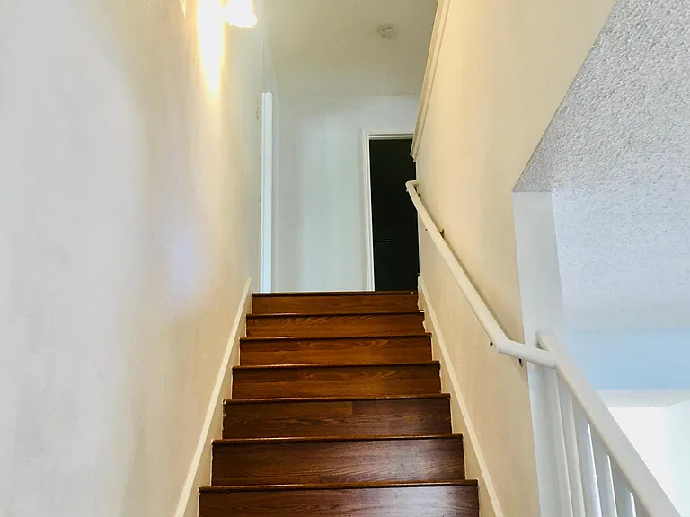 Let's go to the 2nd floor. 4 bedrooms and 2 bathrooms are on this floor.