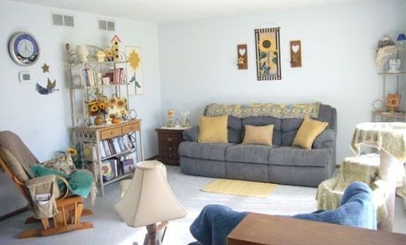 3rd image of 912 W Linden Cir