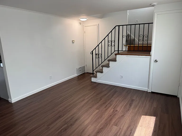 5090-5092 Beacon Hill Ct — Photo 2