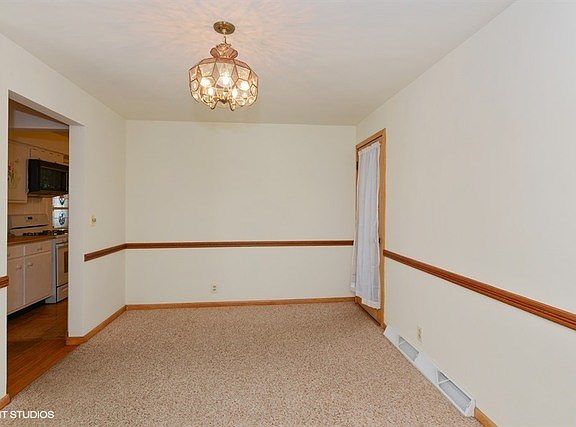 4th image of 815 Hillcrest Dr
