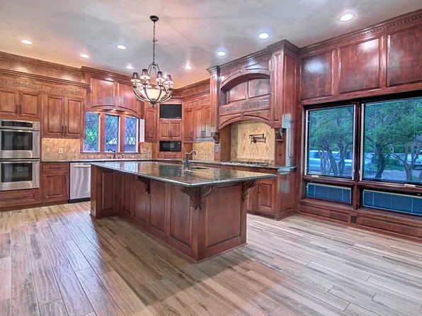 13801 Wooded Creek Dr, Farmers Branch, TX 75244