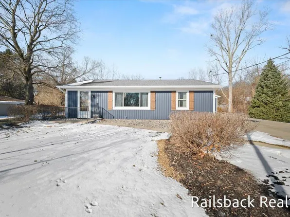 4901 Pinedell Ave NE, Comstock Park, MI 49321