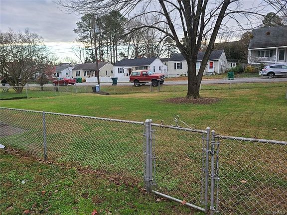 3rd image of 2607 Fernhill Ave