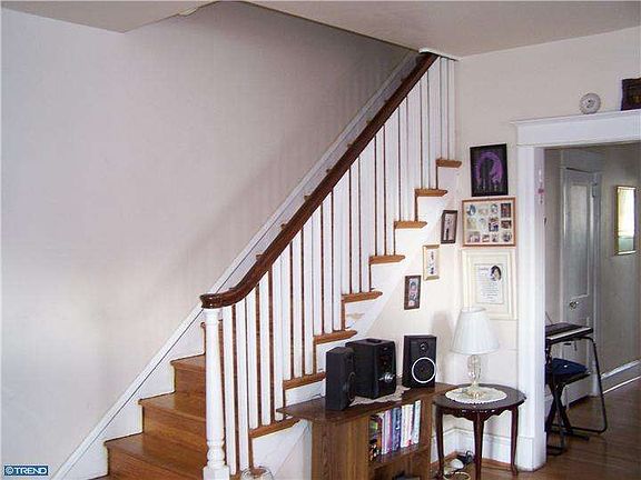 4th image of 387 Upland Way